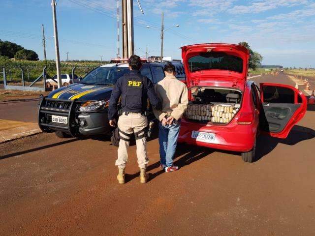 Rotina di&aacute;ria, carro lotado de maconha &eacute; interceptado pela pol&iacute;cia na 463