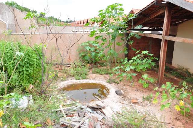 Foco da dengue e abrigo de bandidos, casa desocupada &eacute; sinal de perigo