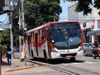Motoristas reclamam de &ocirc;nibus que insistem em andar fora da faixa exclusiva