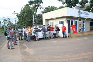 Funcionários se aglomeram em frente da sede da empresa (Foto: Marcos Ermínio)