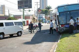 Ônibus da Viação São Luiz foi parar no canteiro central da Afonso Pena. (Foto: Simão Nogueira)