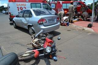 Acidente, no Bairro Mata do Jacinto, envolveu dois carros e uma moto (Foto: Simão Nogueira)