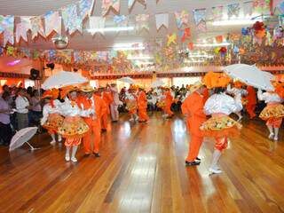 Grupo misturou coreografia francesa e brasileira. (Foto: Elverson Cardozo)