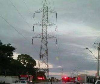 Bombeiros resgatam homem no alto de torre de energia na Avenida Guaicurus