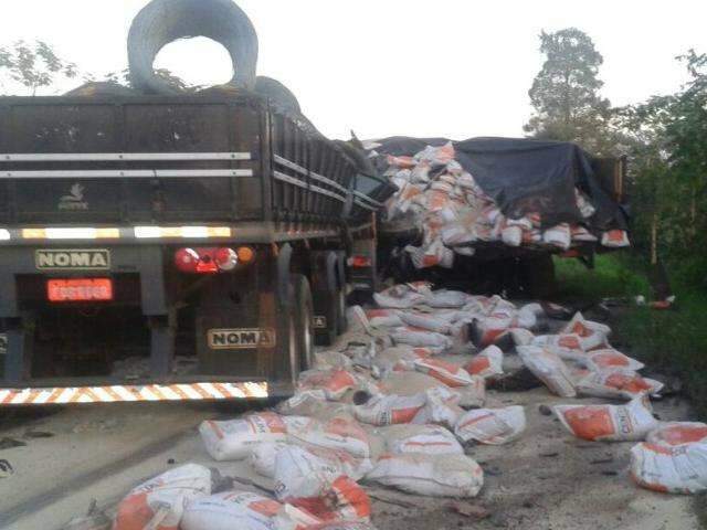 Neblina pode ter causado acidente entre carretas; BR-262 está interditada