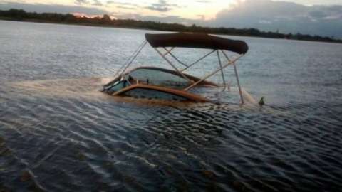 Lancha avaliada em R$ 110 mil afunda no rio e piloto sobrevive a acidente