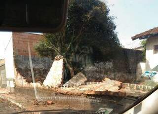 O muro caiu devido a ventania pelo bairro no inicio desta tarde. (Foto: Direto das Ruas) 