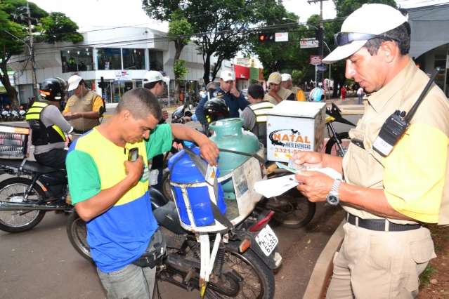 Blitz orienta motociclistas sobre Lei do Motofrete na Afonso Pena
