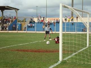 Serginho quase abriu o placar no primeiro tempo, mas a bola passou raspando pelo lado de fora da trave(Foto: MS Esporte Clube)