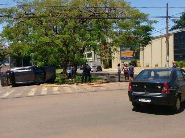 Beb&ecirc; de tr&ecirc;s meses &eacute; arremessado em acidente com dois ve&iacute;culos