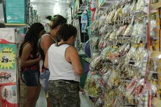 A dois meses do Natal decora&ccedil;&atilde;o ainda n&atilde;o ganhou espa&ccedil;o nas vitrines