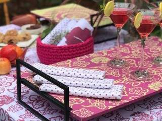 As cores e estampas conversam entre si na hora de montar a mesa, com ar romântico e moderno (Foto: Arquivo Pessoal)