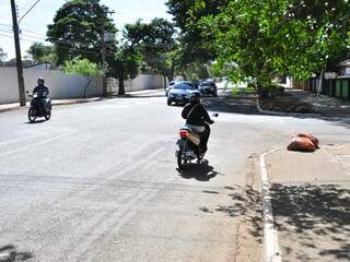 Motociclista foi flagrada seguindo cortando caminho pela contra-mão, no cruzamento da Avenida Tiradentes com a Rua 26 de Agosto. 