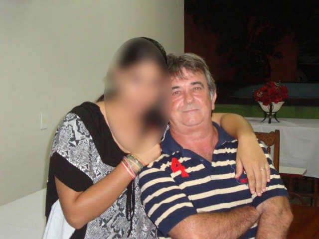  Policiais tiveram que atirar em c&atilde;es para chegar a corpo de trabalhador atacado