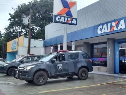 Bandidos rendem segurança em tentativa de roubo à agência da Caixa