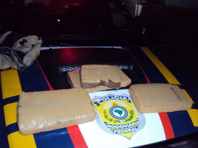  Ap&oacute;s persegui&ccedil;&atilde;o pela BR-163, PRF prende dois jovens com maconha