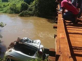 Elantra usado por traficantes caiu no Rio Laranja Doce (Foto: Cido Costa/Dourados Agora)