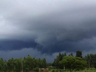 Céu encoberto de nuvens carregadas de chuva em Bonito. (Foto: Bonito Informa) 