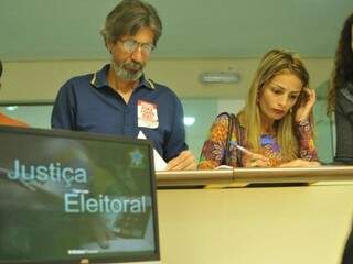 Suél e Adryelle fizeram na tarde desta quarta-feira o registro da candidatura na justiça eleitoral (Foto: Alcides Neto)