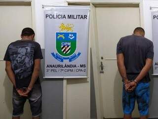 Suspeitos na delegacia de Anaurilândia. (Foto: Divulgação/Polícia Militar
