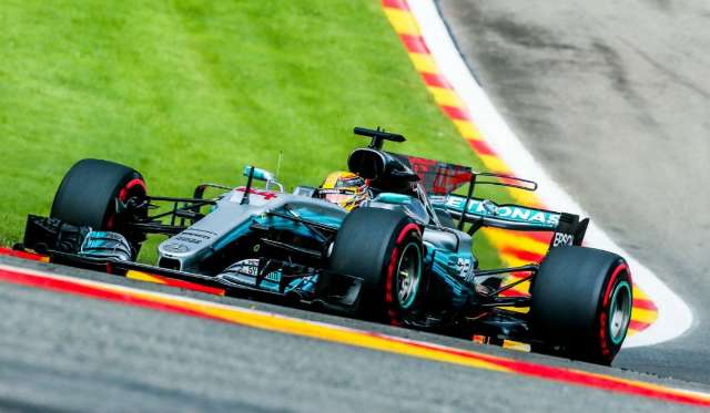 Depois de se igualar a Senna, Hamilton faz outra pole e se iguala a Schumacher