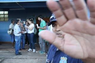 População se volta com fim de vacina e guarda municipal tenta impedir fotos (Foto: Marcos Ermínio)
