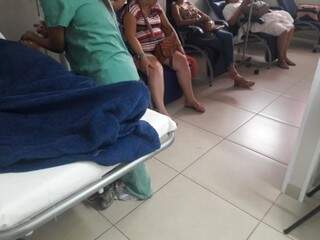 Mulheres recebem cuidados em uma das salas da maternidade (Foto: Izabela Sanchez)