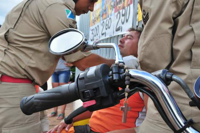  Motociclista tem pesco&ccedil;o cortado por linha com cerol no Tijuca