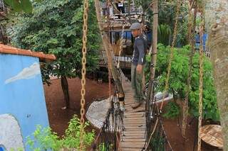Ponte de madeira, suspensa a 2 metros de altura, dá acesso a mirante no meio do quintal. (Foto: Marina Pacheco)