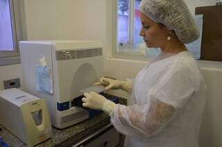 A farmacêutica bioquímica do Lacen, Gislene Lichs, mostra como é feito o exame que detecta o zika vírus. (Foto: Natalia Yahn)