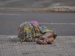 Usuários dormem no meio das calçadas. (Foto: Marcelo Calazans)
