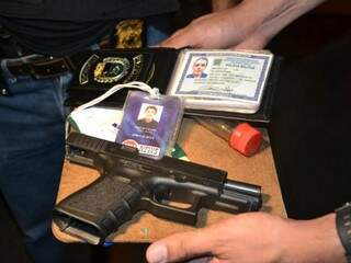 Carvalho portava a carteira de policial militar reformado, crachá do jornal que era dono e uma pistola calibre 380, com munições (Foto: Nyelder Rodrigues)