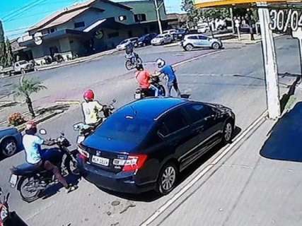 Em ação rápida, assaltante toma bolsa de motociclista e foge com comparsa