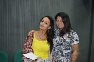 O casal Anielle Matos de blusa amarela e a companheira Camila Barbosa também planejam adotar. (Foto: Alana Portela)