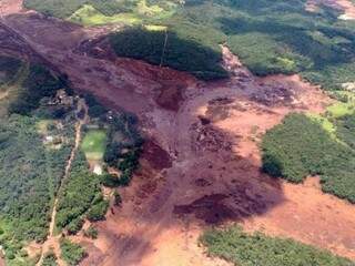 Do alto, rio de rejeitos que destruiu vegetação e &quot;varreu&quot; município do mapa. (Foto: Reprodução/AgênciaBrasil/Corpo de Bombeiros/Divulgação) 
