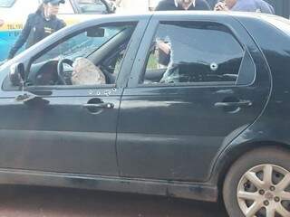 Os tiros atingiram os vidros do veículo oficial da polícia. (Foto: Leo Veras) 