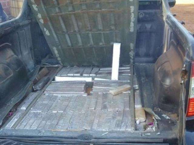 Policiais encontram tabletes de maconha e coca&iacute;na em fundo falso de picape 