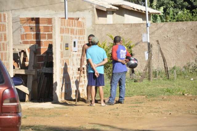 Trio faz seis disparos e dois tiros atingem assentado no Santa Em&iacute;lia