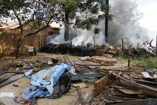 No Santa Emília os moradores resolveram queimar o lixo que estava em um terreno (Foto: Marcos Ermínio)