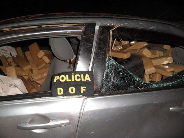 Motorista de Honda Civic tenta fugir e capota com 366 quilos de maconha