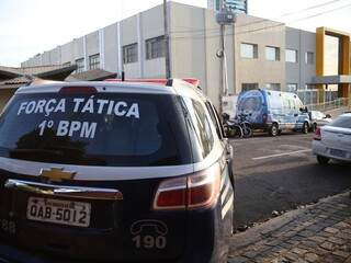 Viatura da PM próxima ao Colégio Adventista, na Rua Rio Grande do Sul. (Foto: Paulo Francis/Arquivo).