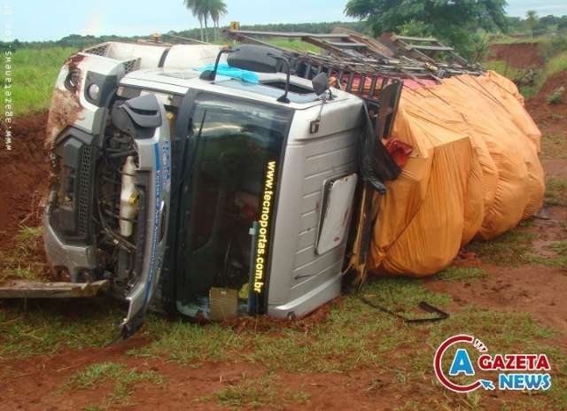 Caminh&atilde;o carregado de cestas b&aacute;sicas cai em barranco na MS-156