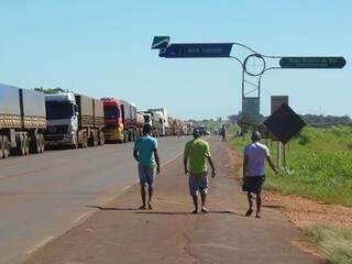 Mais de 150 caminhões ocupam uma faixa, permitindo a passagem de veículos pequenos e ônibus (Foto: Nova Notícias)
