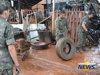 Exército participou da operação de retirada dos pneus do local. (Foto: Arquivo/ Natalia Yahn)