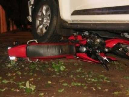 Motocicleta é arremessado e morre após colisão com caminhonete 