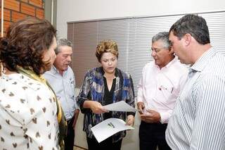 Presidente Dilma Rousseff (PT) recebeu de Eduardo Riedel documento sobre demarcações. (Foto: Divulgação)