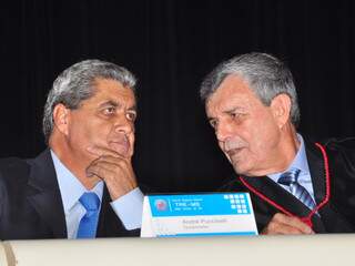 Puccinelli na cerimônia de diplomação ao lado do presidente do TRE. (Foto: João Garrigó).