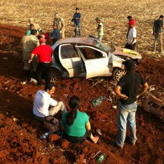 O carro ficou completamente destruído, mas apenas a filha do casal se feriu no acidente. (Foto: Lucimar Couto)