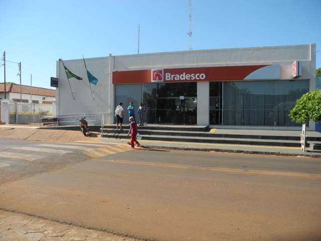 Quadrilha rende e agride policiais, explode cofre e foge sem roubar banco