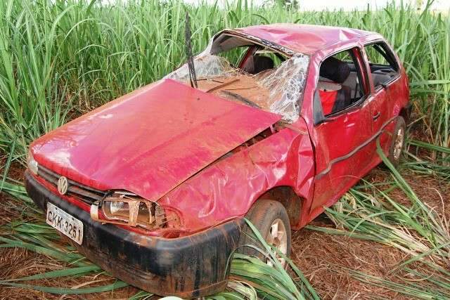 Ve&iacute;culo capota e tr&ecirc;s v&atilde;o para o hospital em Ang&eacute;lica